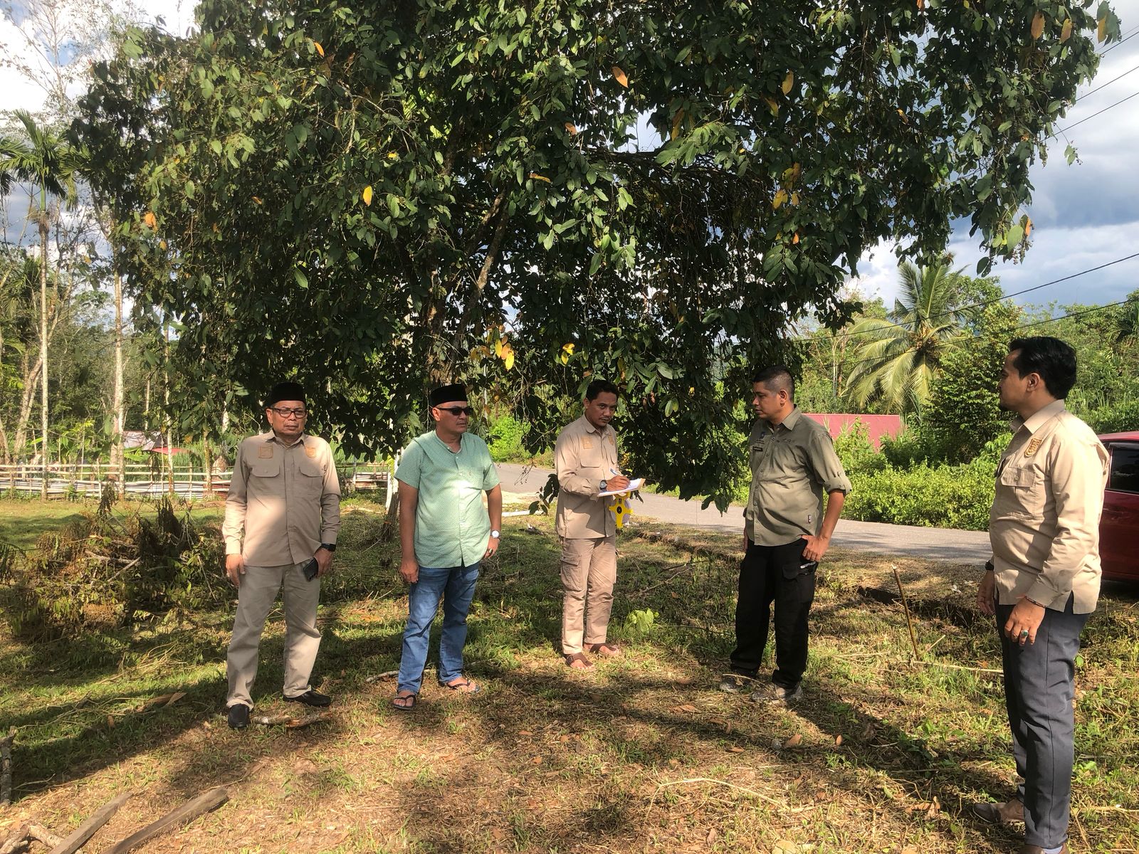 Survey lapangan rencana pembangunan fisik TPS Permanen di Lokasi Tanah Hibah Anggota DPRD Sawahlunto Nico Adrian
